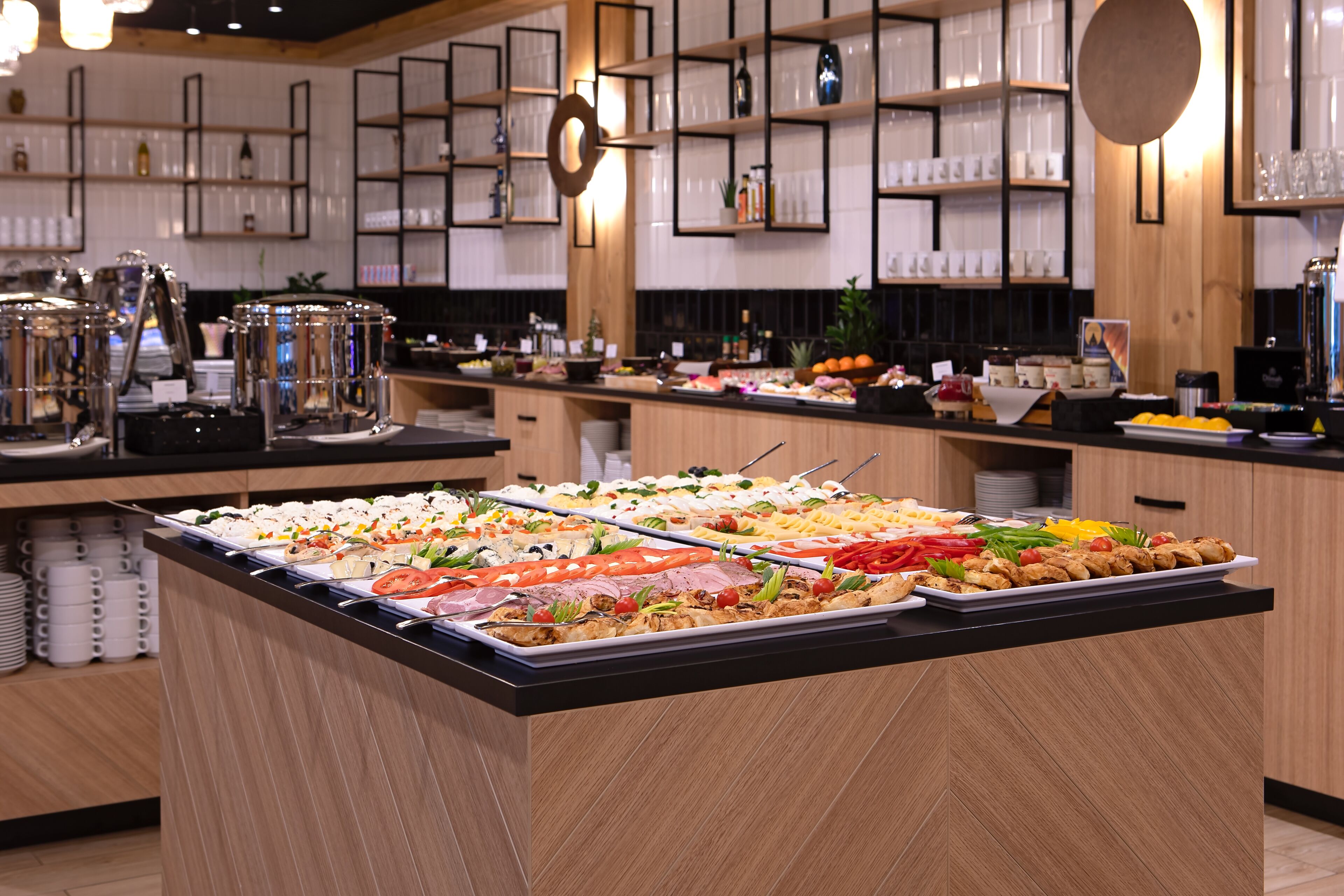 daily buffet breakfast (pln 75 per person)