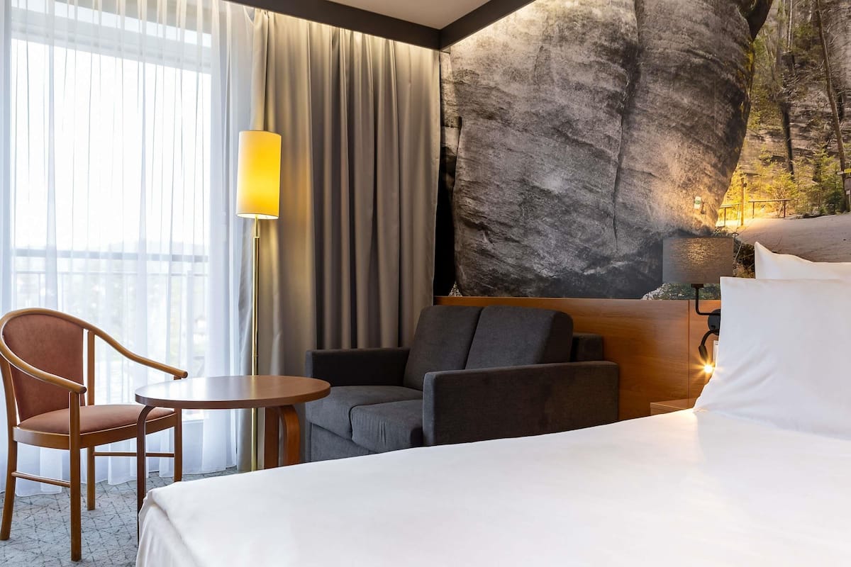 Rom – standard, 1 queensize-seng med sovesofa | Allergitestet sengetøy, safe på rommet, skrivebord og strykejern/-brett