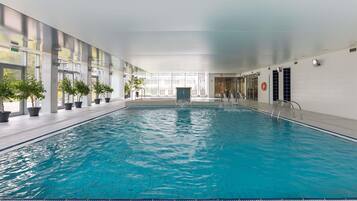 Indendørs pool, åben fra kl. 08.00 til kl. 21.00, liggestole