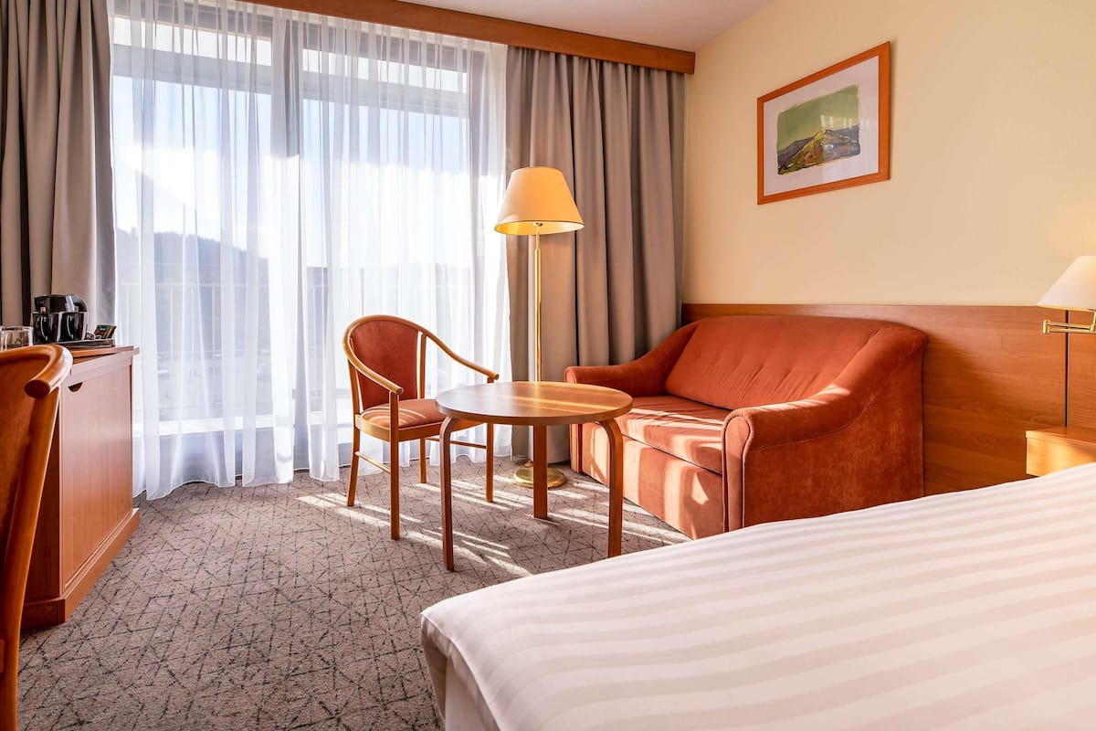 Camera Standard, 1 letto queen con divano letto | Biancheria da letto ipoallergenica, una cassaforte in camera