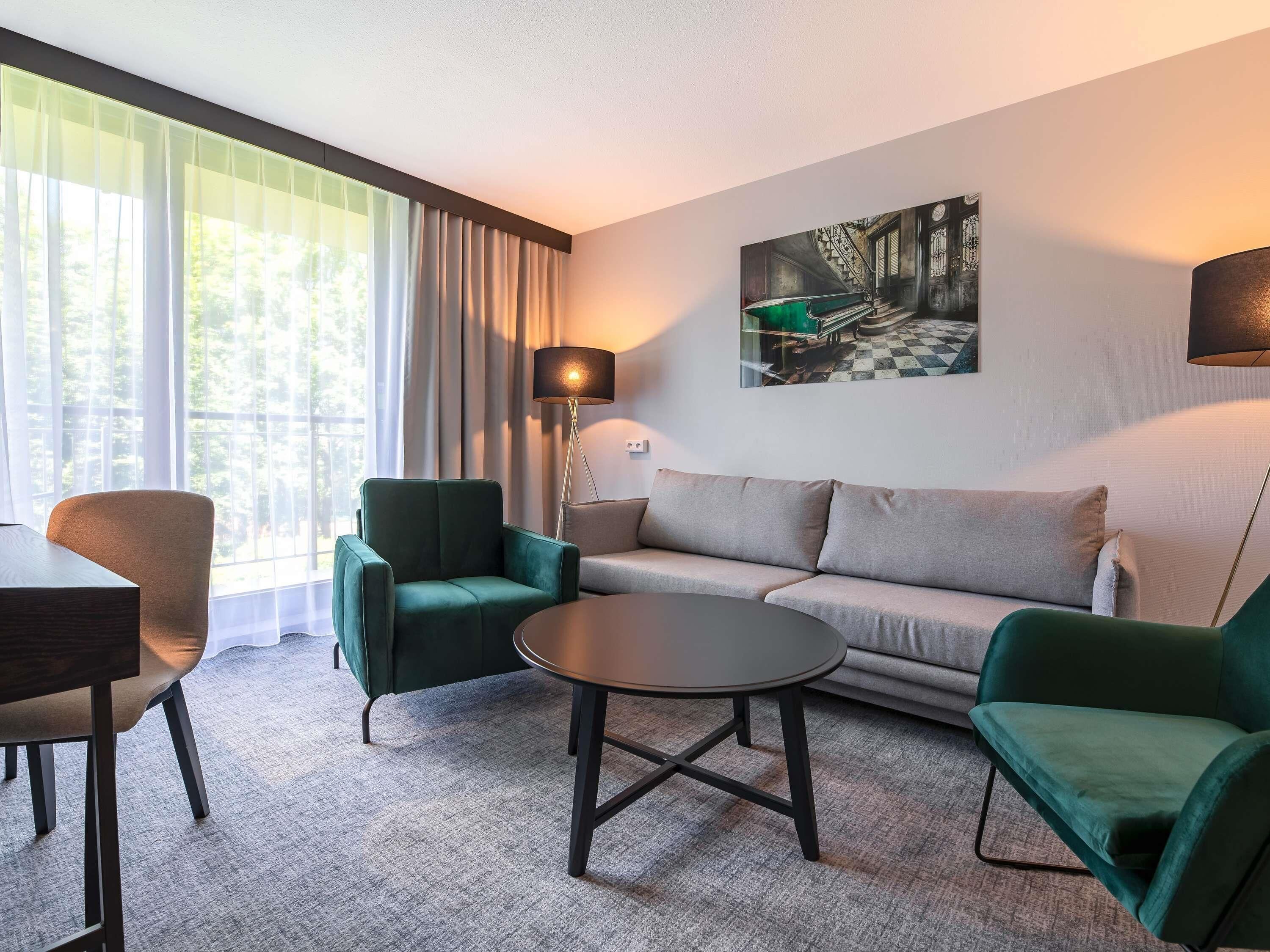 Hypo-allergenic bedding, in-room safe, desk, iron/ironing board