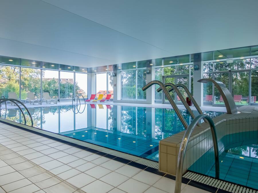 Sisäuima-allas avoinna 8.00–21.00, aurinkotuoleja