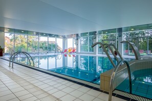 室內游泳池，開放時間為 08:00 至 21:00，提供日光浴躺椅