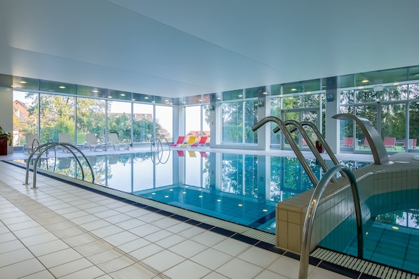 Piscine couverte, accès possible de 08 h 00 à 21 h 00, chaises longues 