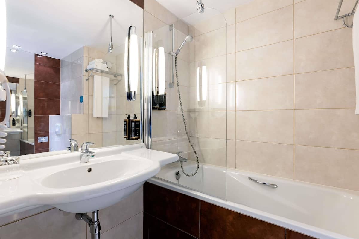 Camera Standard, 1 letto queen con divano letto | Biancheria da letto ipoallergenica, una cassaforte in camera