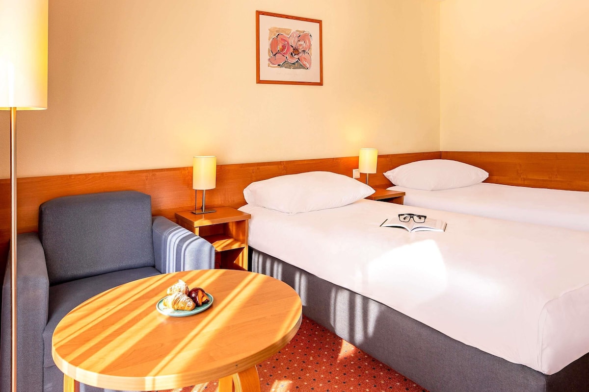 Chambre Standard avec lits jumeaux, 2 lits une place | Literie hypoallergénique, coffres-forts dans les chambres, bureau