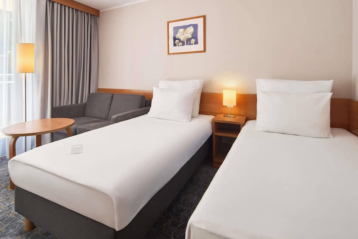 Chambre Standard avec lits jumeaux, 2 lits une place | Literie hypoallergénique, coffres-forts dans les chambres, bureau