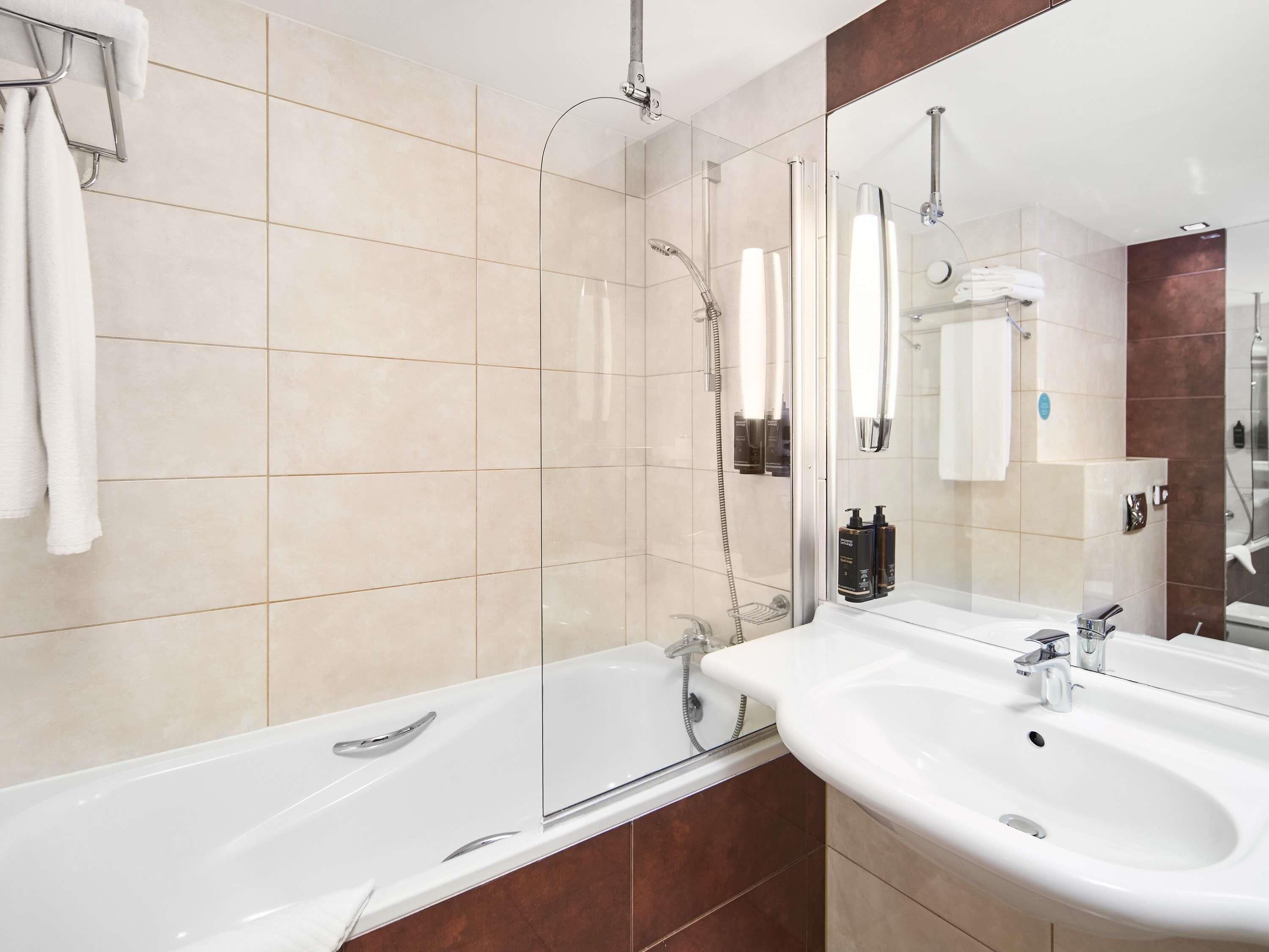 Une salle de bain moderne avec une baignoire, un lavabo et une douche.