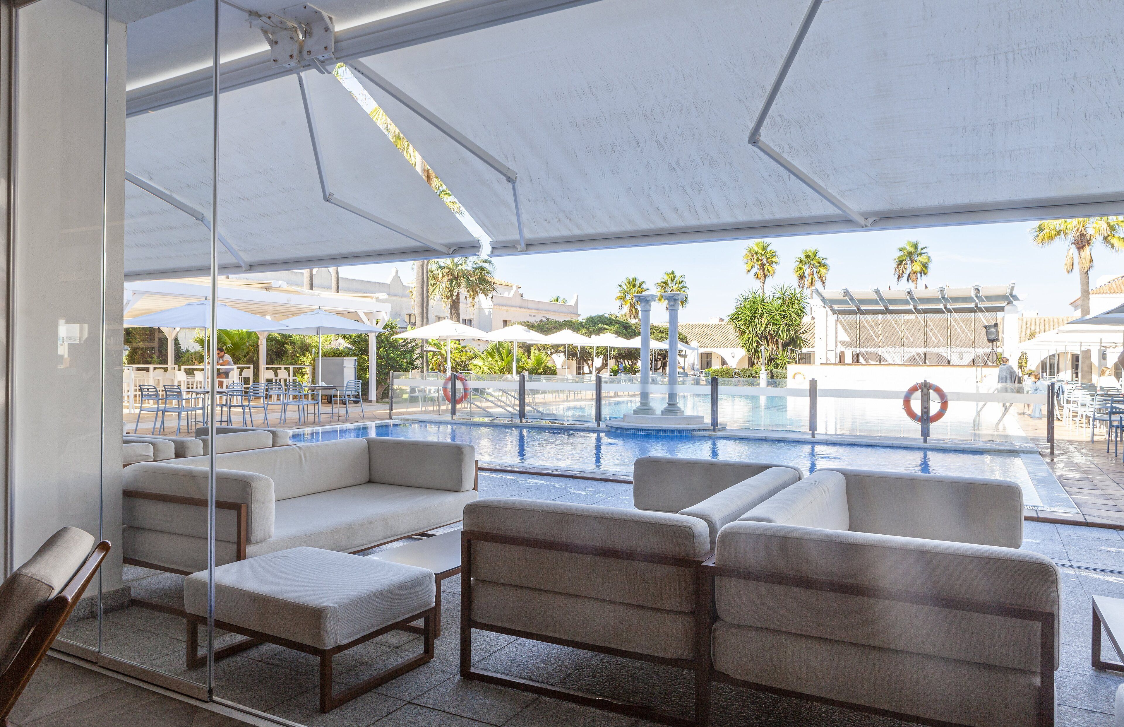 Bar en bord de piscine