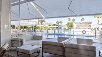Bar en bord de piscine