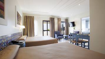 Minibar (con algunos artículos gratuitos) y escritorio