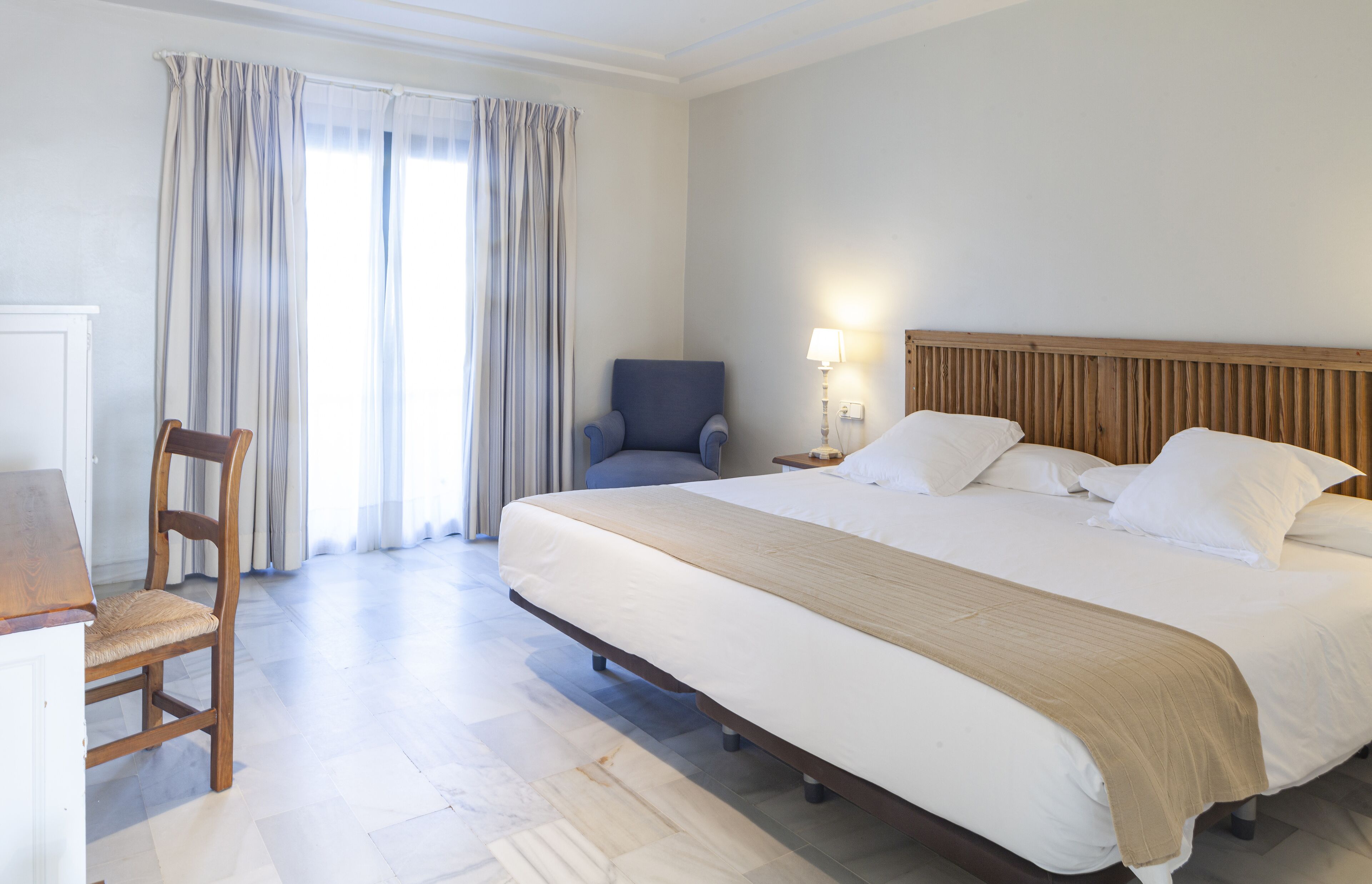 免费迷你吧物品、办公桌、笔记本电脑工作区、遮光窗帘