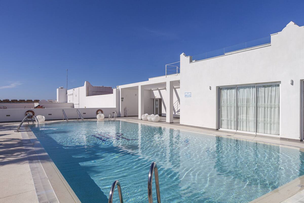 2 outdoor pools, pool loungers