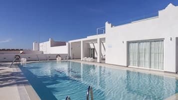2 piscine all'aperto, lettini