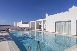 2 outdoor pools, sun loungers
