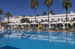 2 piscine all'aperto, lettini