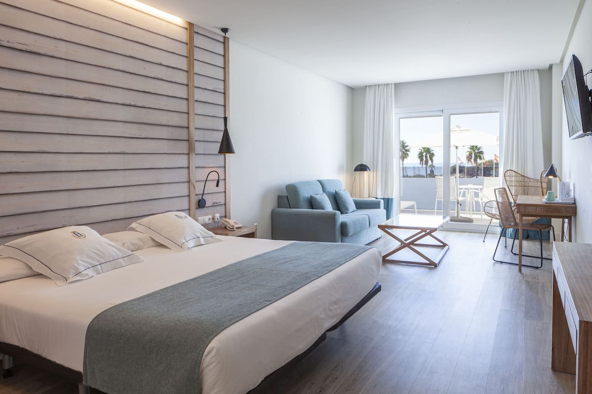 1 bedroom, free minibar items, desk, laptop workspace