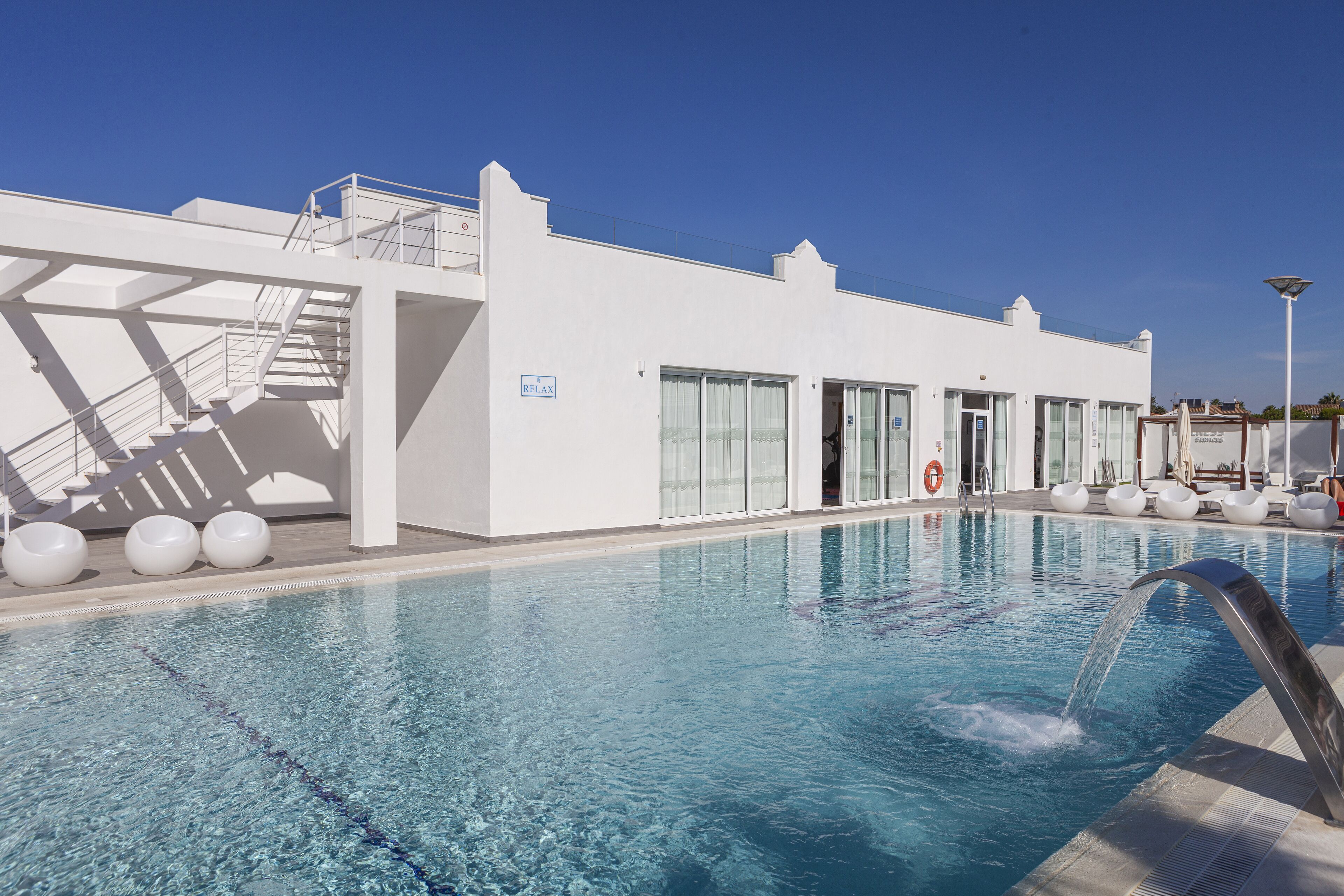 2 outdoor pools, pool loungers