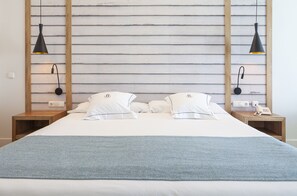Free minibar items, desk, laptop workspace, blackout curtains - Playa De La Luz Hotel (Rota)