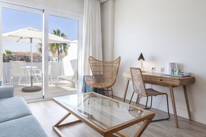 Minibar (mit einigen kostenlosen Artikeln), Schreibtisch