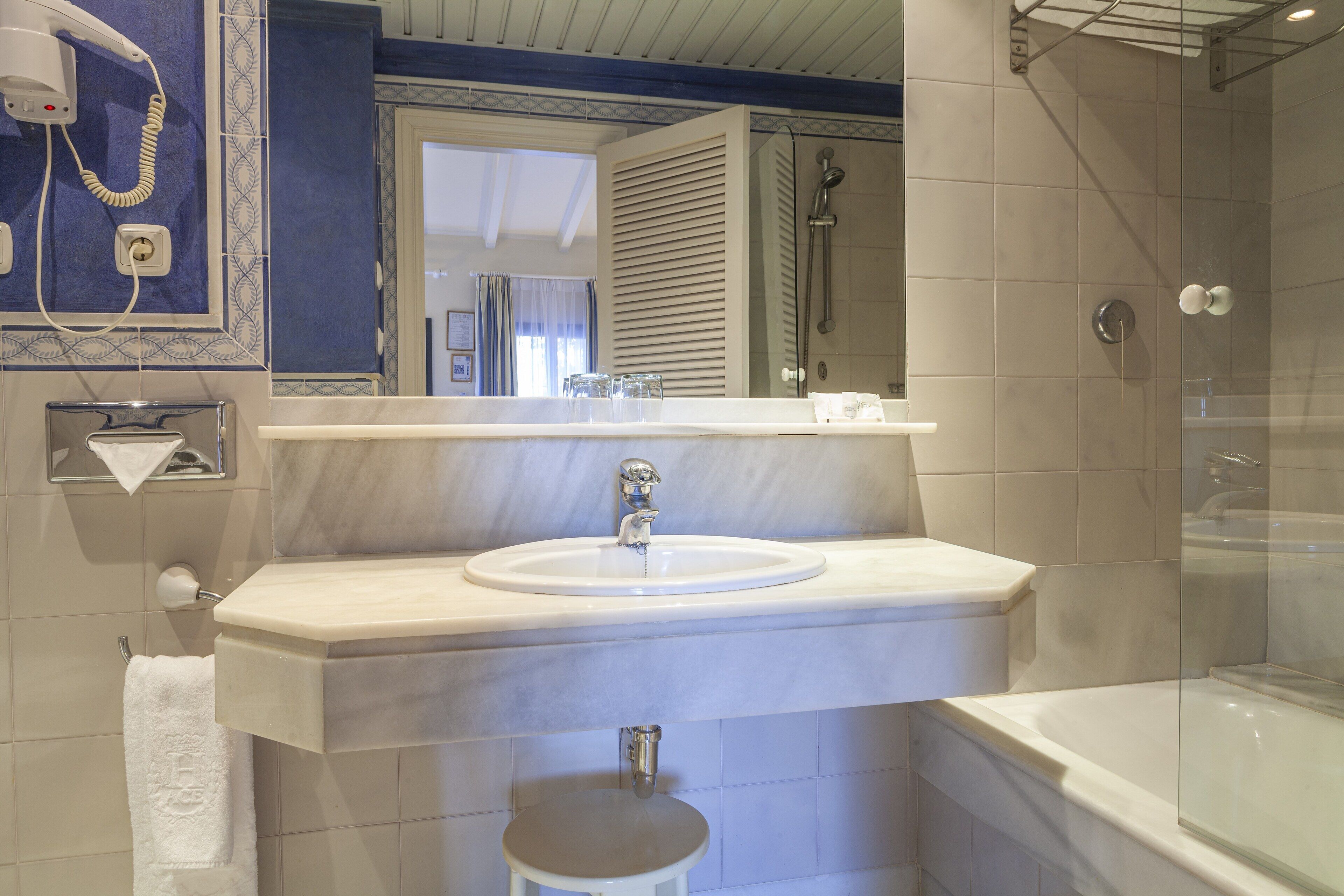 standard double or twin room | bathroom | combined shower/bathtub, deep-soaking bathtub, designer toiletries