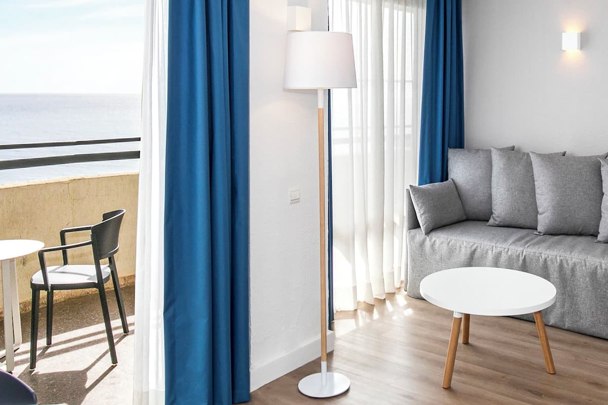 Värdeförvaringsskåp på rummet, skrivbord och mörkläggningsgardiner