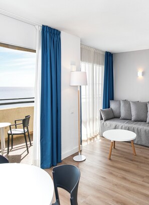 Zimmersafe, Schreibtisch, Verdunkelungsvorhänge, kostenloses WLAN