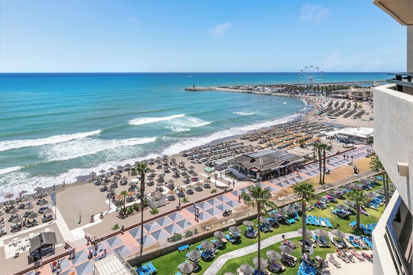 Caja de seguridad en la habitación, escritorio y cortinas blackout