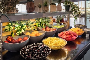 Se sirven desayunos, comidas, cenas y cocina internacional