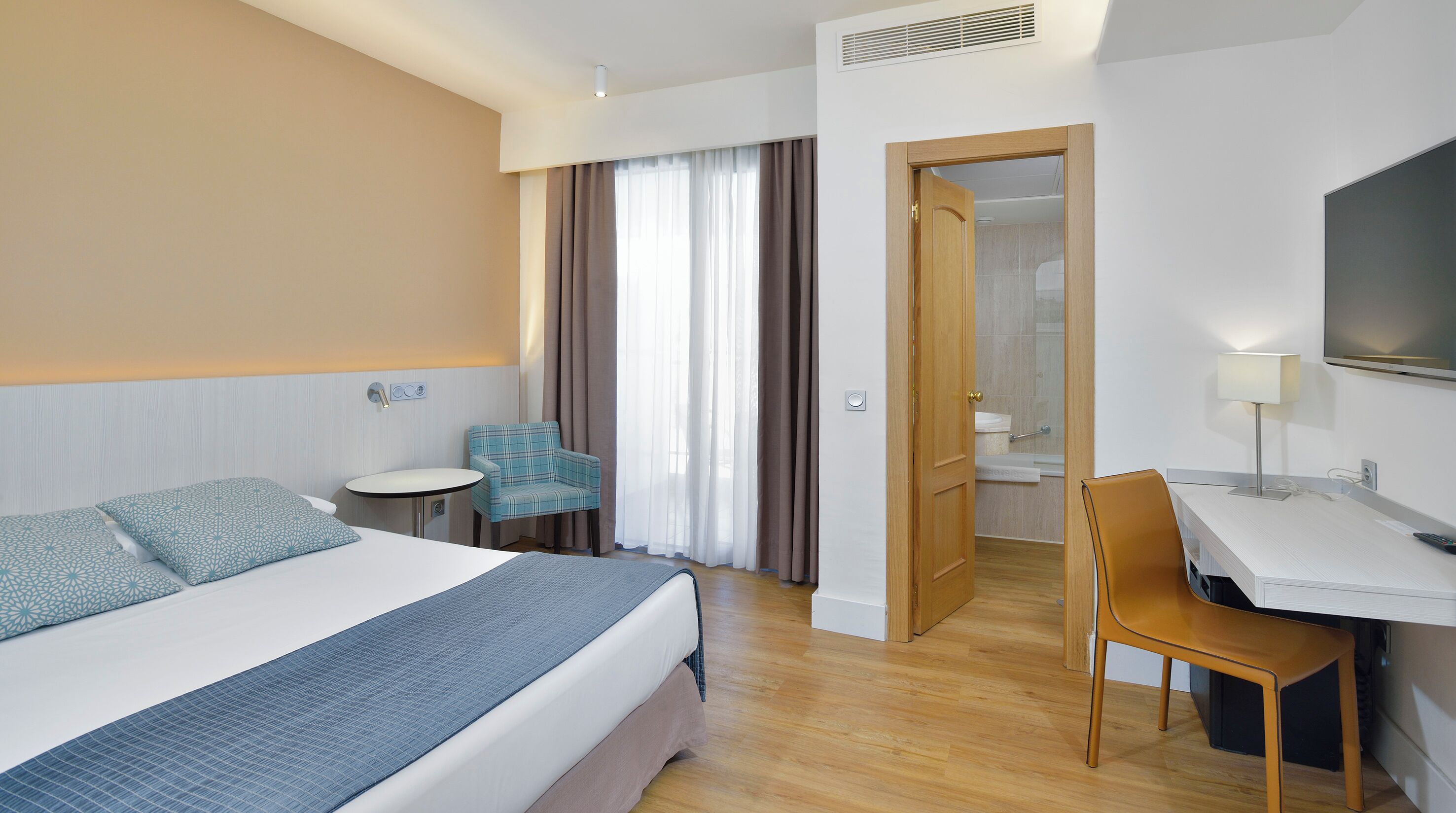 Minibar, caixa forta a l'habitació, escriptori i wifi gratuïta 