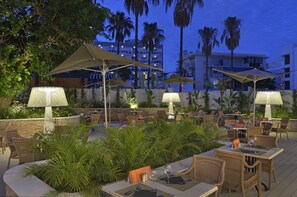 3 restaurants, breakfast, lunch, dinner served; international cuisine