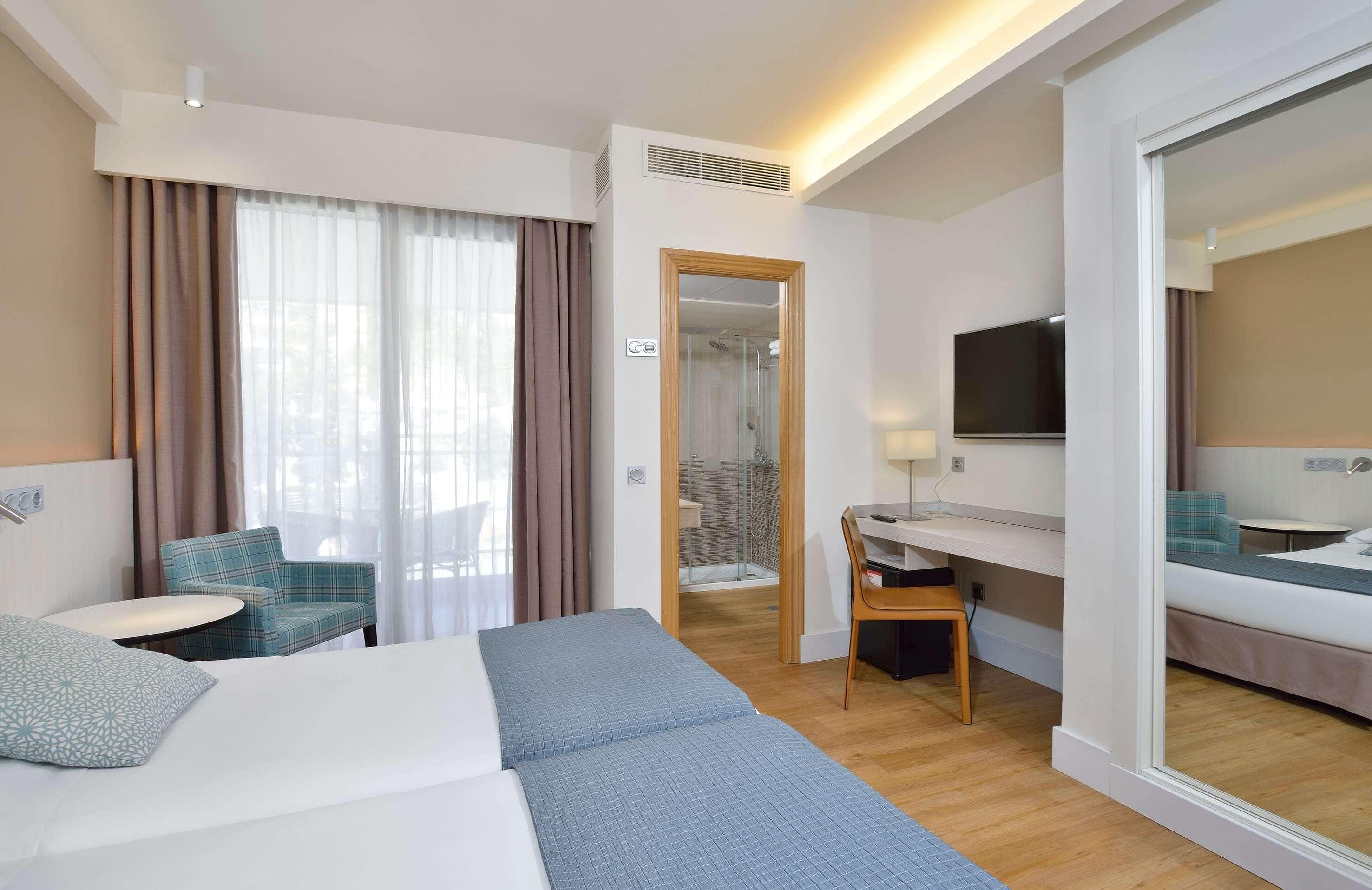 Minibar, in-room safe, desk, WiFi (free)