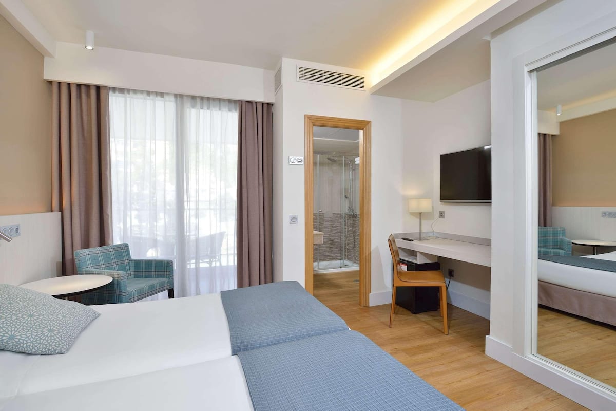 Minibar, in-room safe, desk, WiFi (free)