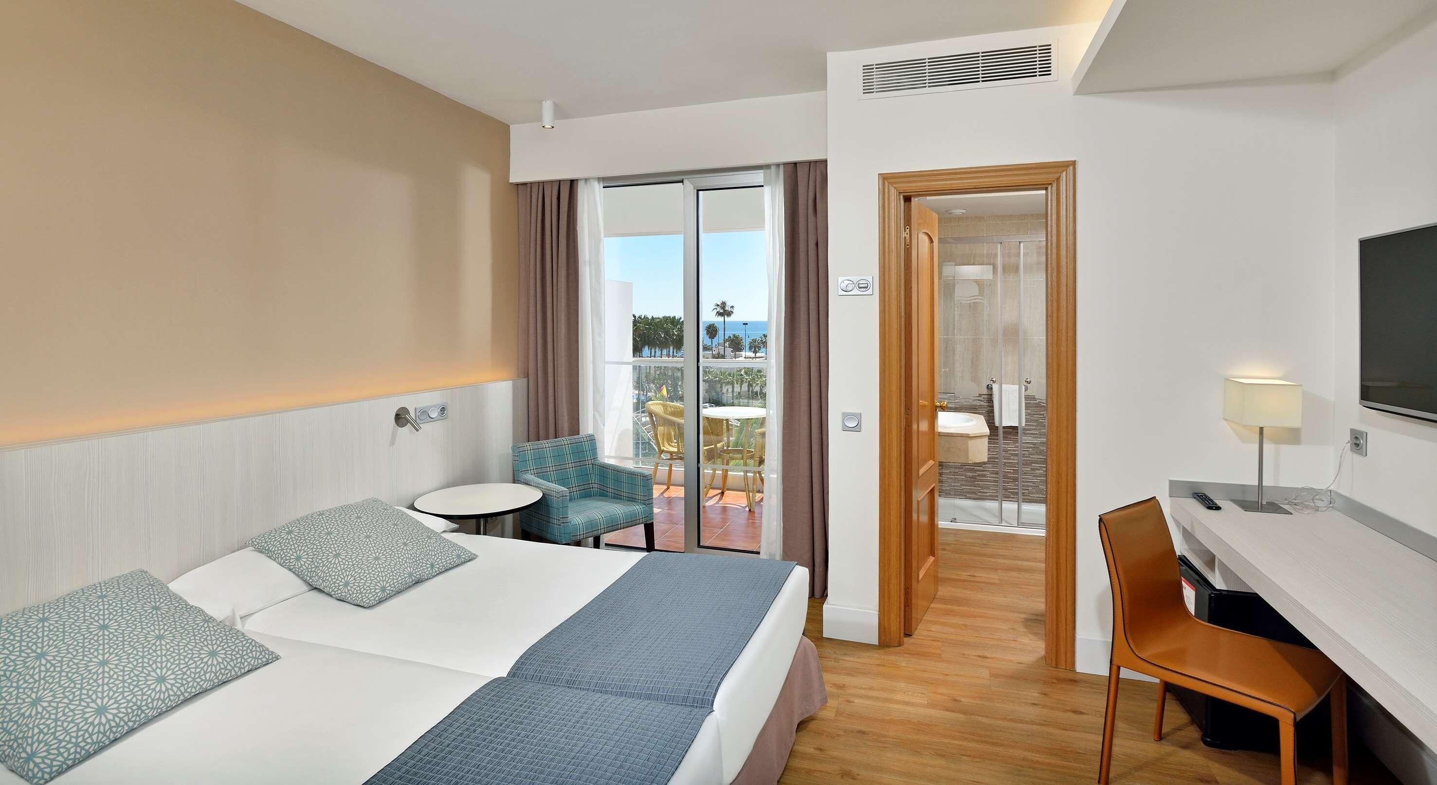 Minibar, in-room safe, desk, WiFi (free)