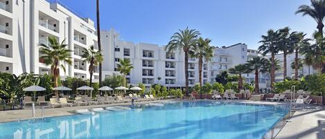 8 kolam renang outdoor