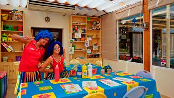 Zona de juegos infantil cubierta