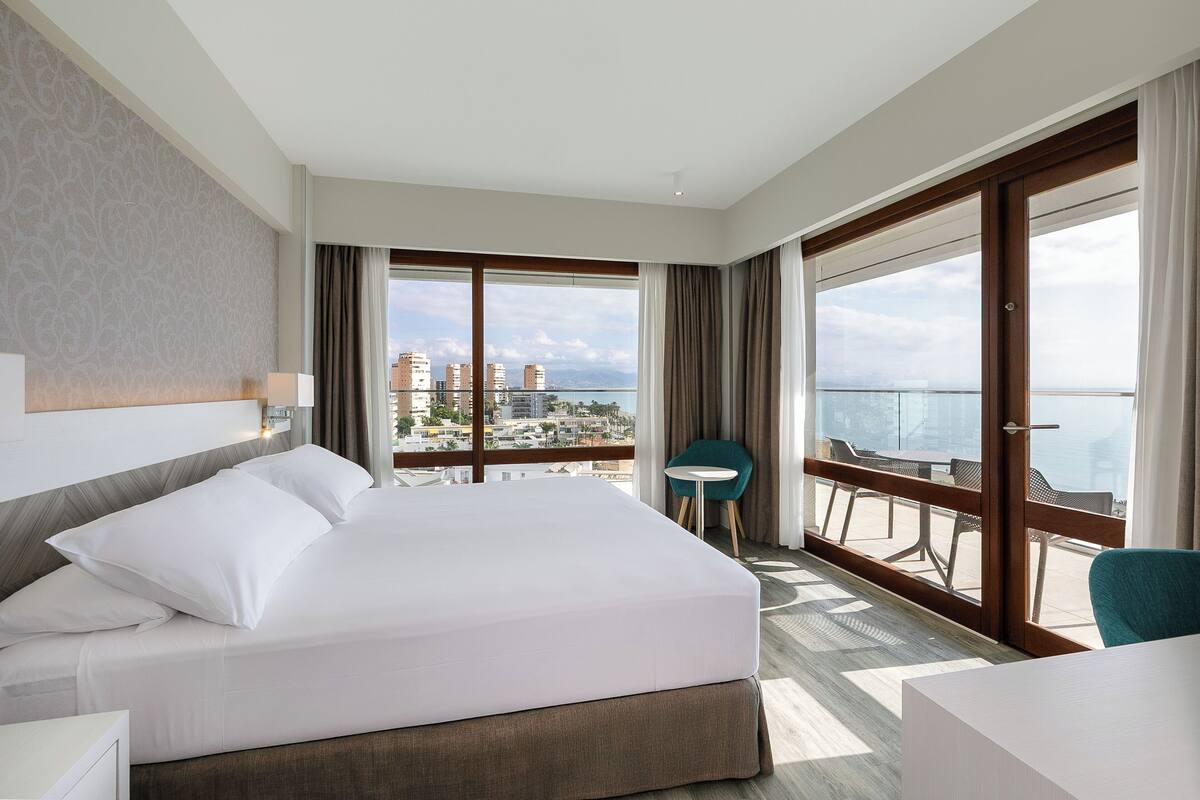 Superior Room Frontal Sea View | Luxe beddengoed, een minibar, een kluis op de kamer, een bureau