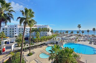 Una piscina techada, 8 piscinas al aire libre, sombrillas