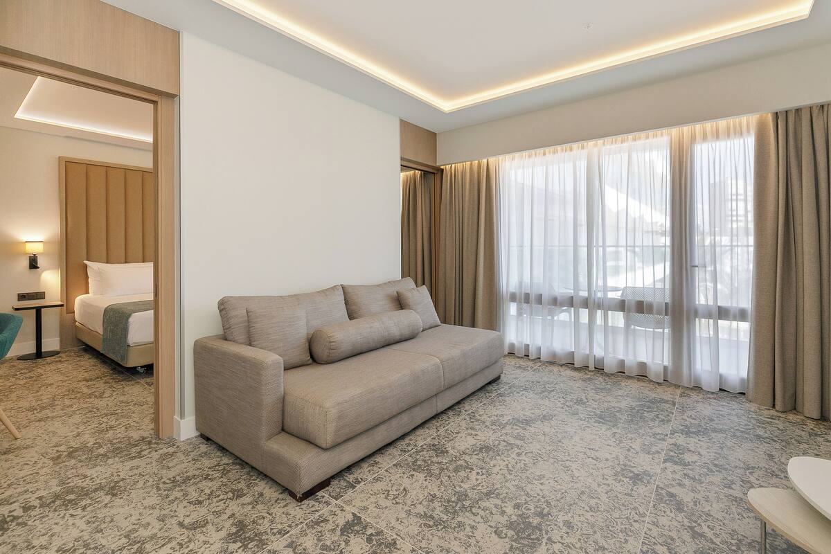 Luxe beddengoed, een minibar, een kluis op de kamer, een bureau