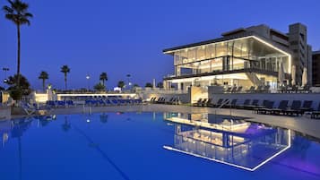 Indoor pool, 8 outdoor pools, pool umbrellas, sun loungers