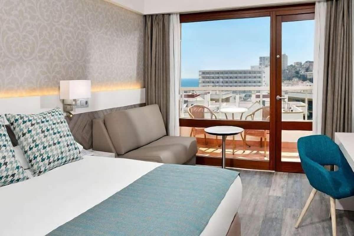 Premium bedding, in-room safe, desk, free WiFi