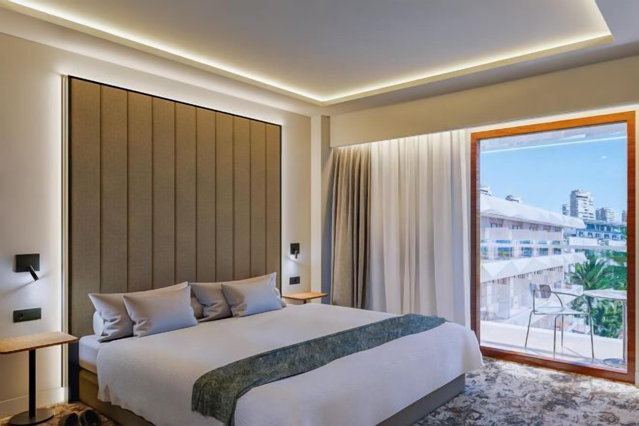 Seprai premium, minibar, brankas, dan meja kerja