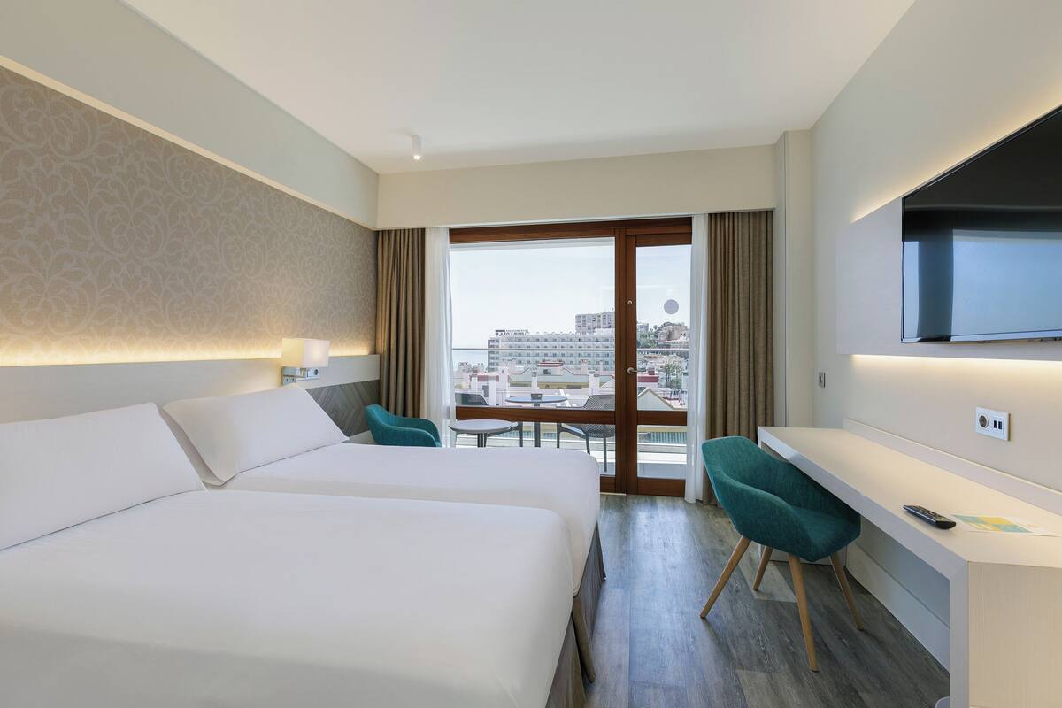 Luxe beddengoed, een minibar, een kluis op de kamer, een bureau