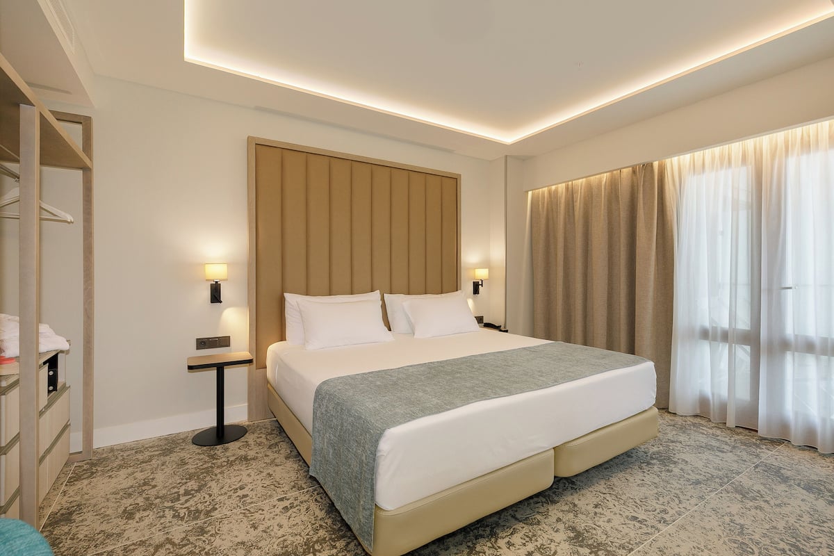 Luxe beddengoed, een minibar, een kluis op de kamer, een bureau