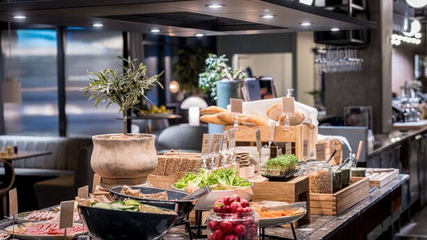 A buffet with various food items and a potted plant. - Quality Hotel Grand Boras (Borås)