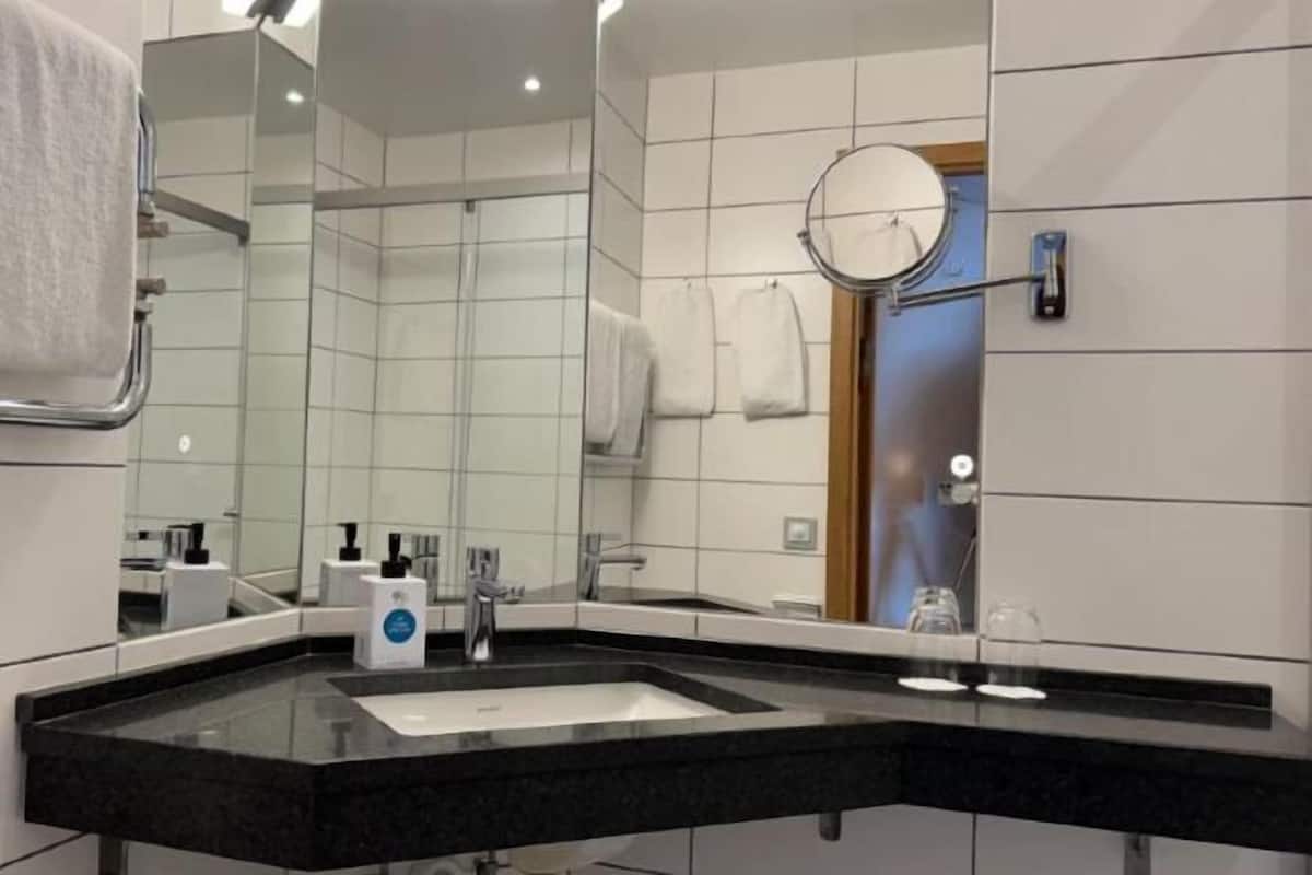 Badkamer | Een haardroger, handdoeken