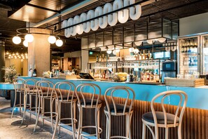 2 Bars/Lounges