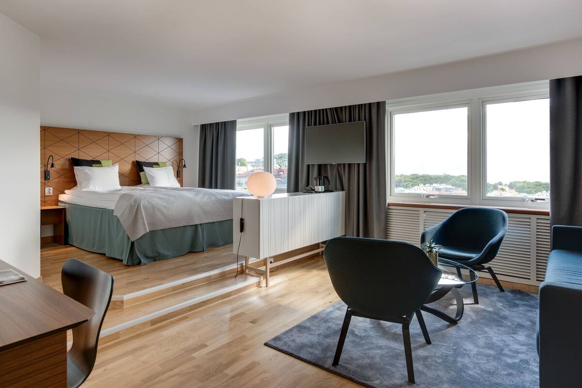 Deluxe Room, Non Smoking (2 Single Beds and Sofa Bed) | Blackout drapes, cribs (surcharge), bed sheets