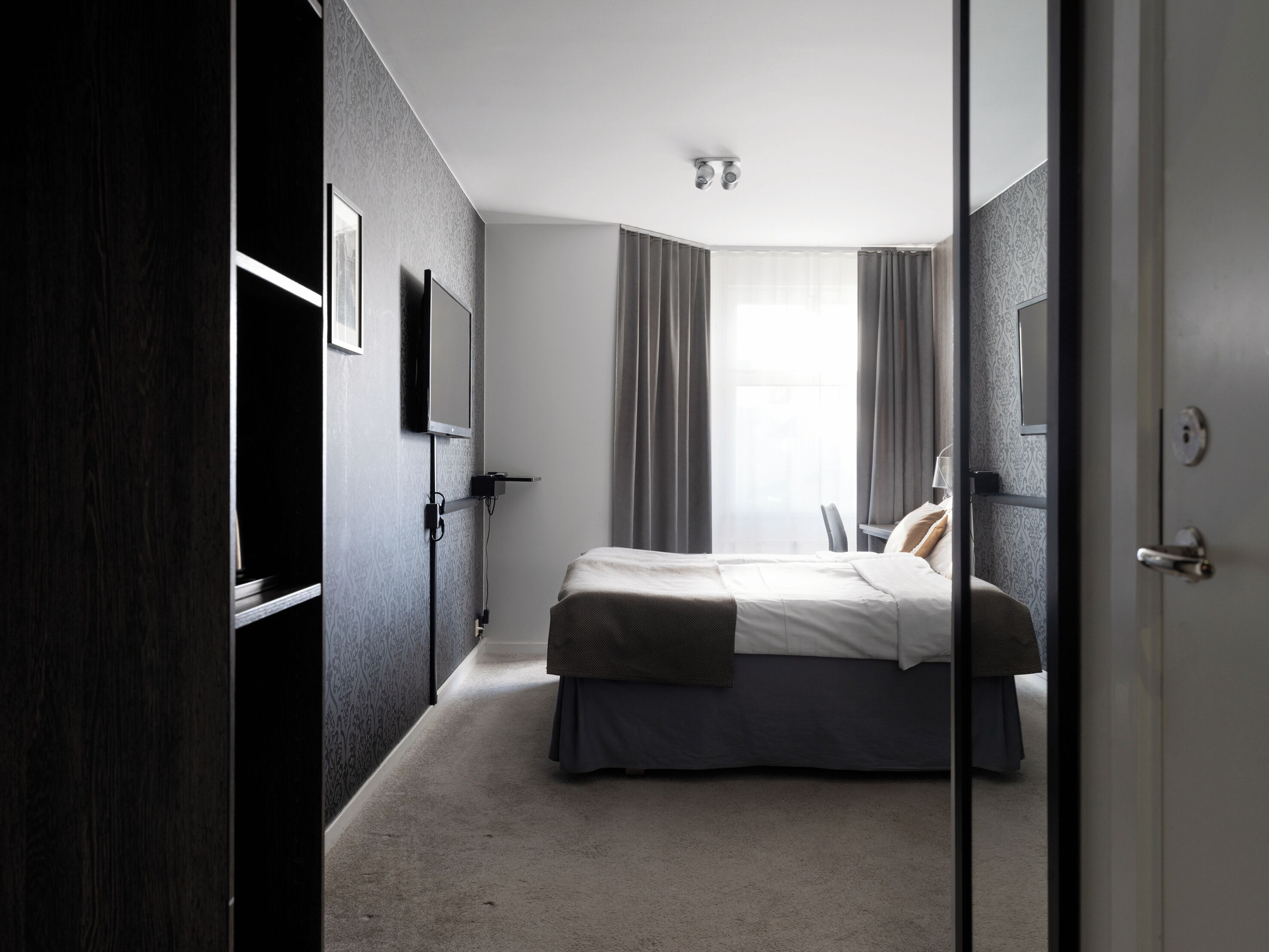 deluxe | hypo-allergenic bedding, pillow-top beds, in-room safe, desk