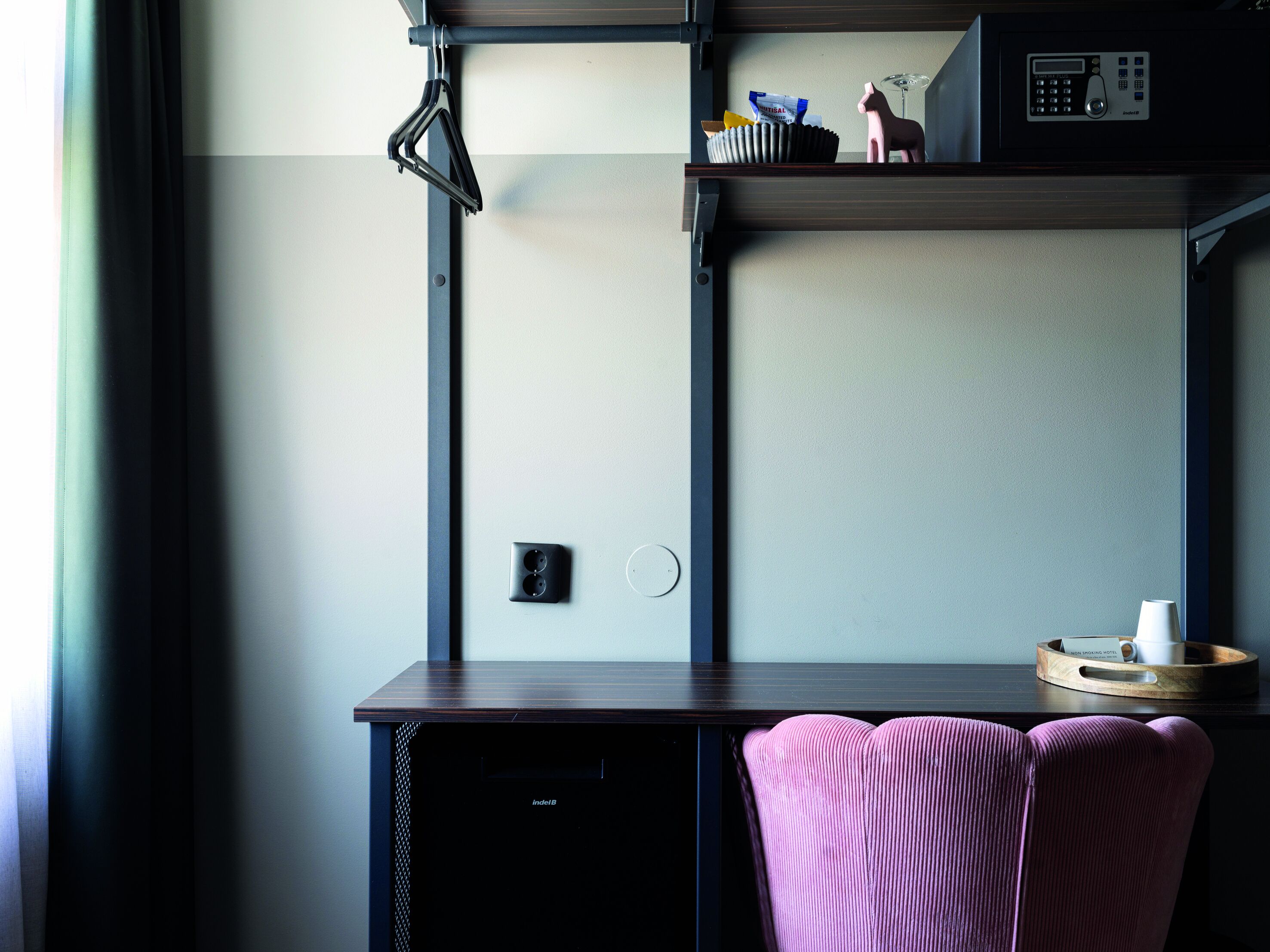 standard single room | hypo-allergenic bedding, pillow-top beds, in-room safe, desk